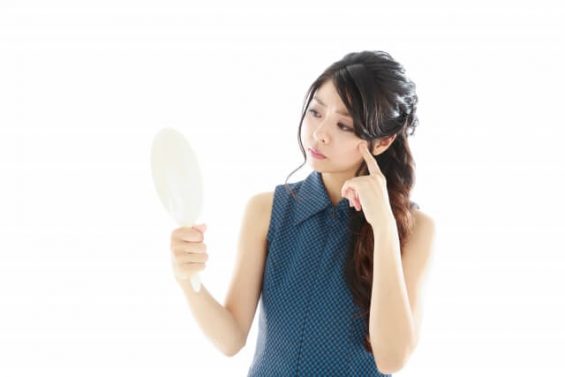 鏡を見て困る女性